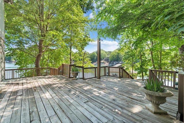 123 Tradewind TER, Huddleston, VA 24104