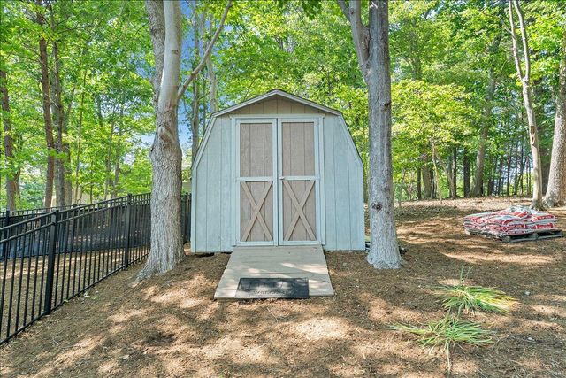 123 Tradewind TER, Huddleston, VA 24104