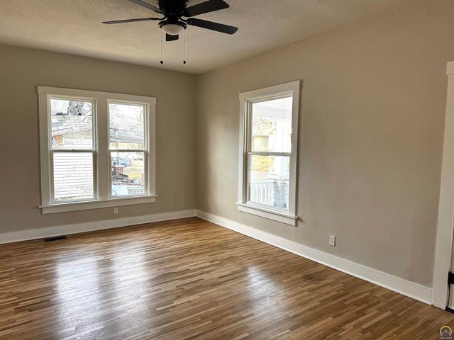 944 SW Jewell AVE, Topeka, KS 66606