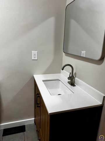 944 SW Jewell AVE, Topeka, KS 66606