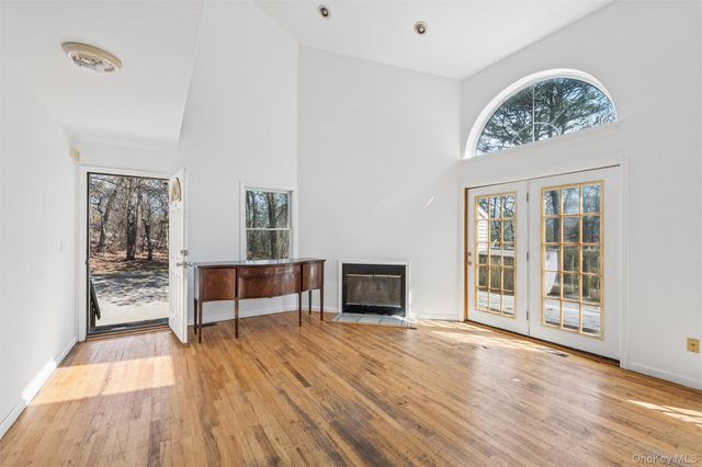 221 E Montauk Highway, Hampton Bays, NY 11946