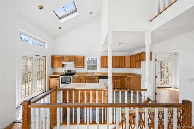 221 E Montauk Highway, Hampton Bays, NY 11946