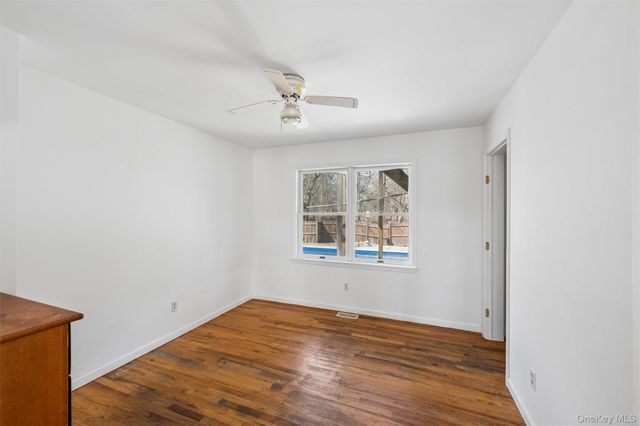 221 E Montauk Highway, Hampton Bays, NY 11946