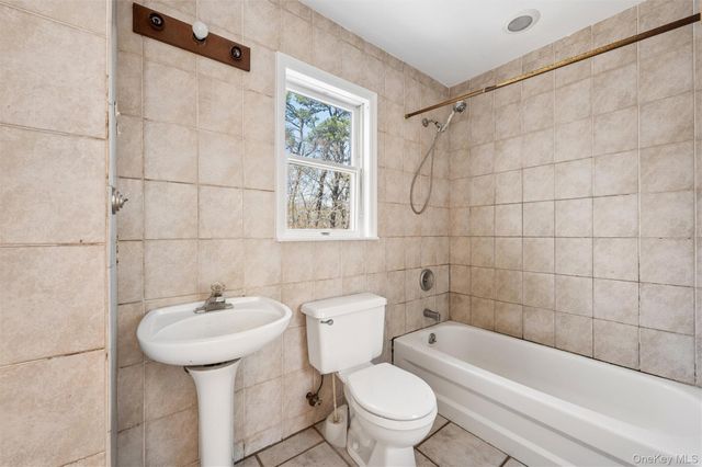 221 E Montauk Highway, Hampton Bays, NY 11946