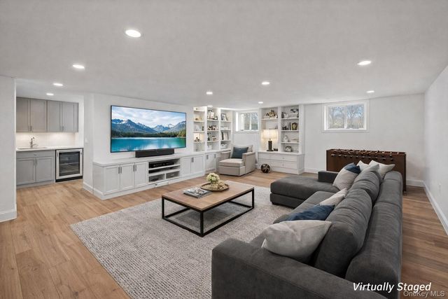 221 E Montauk Highway, Hampton Bays, NY 11946