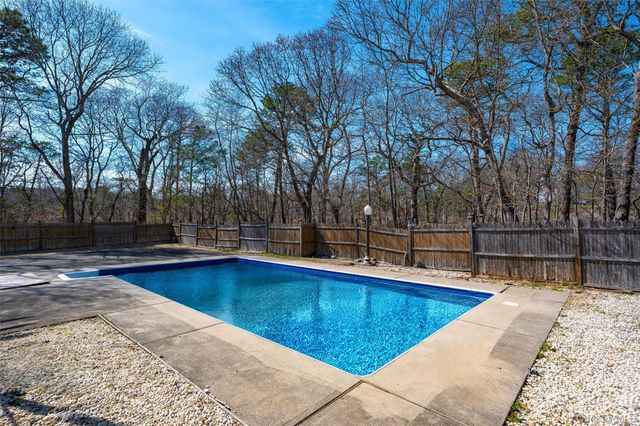 221 E Montauk Highway, Hampton Bays, NY 11946