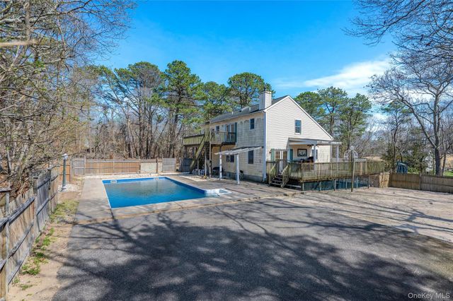 221 E Montauk Highway, Hampton Bays, NY 11946