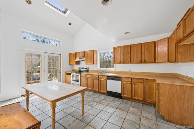 221 E Montauk Highway, Hampton Bays, NY 11946