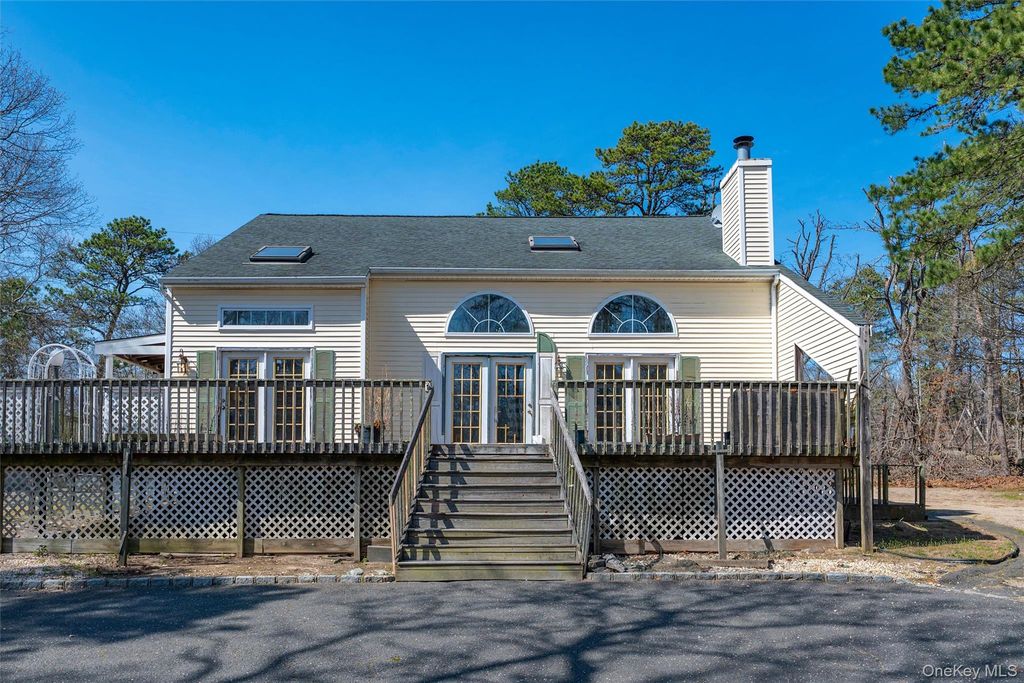 221 E Montauk Highway, Hampton Bays, NY 11946