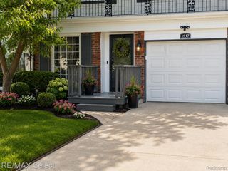 1947 E Laurel Oak Drive Drive, Flint, MI 48507