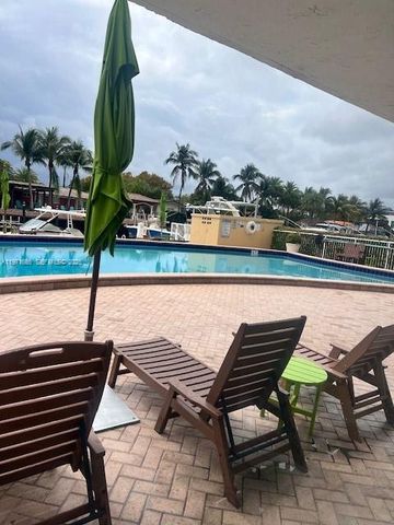 2000 NE 135th St 601, North Miami, FL 33181