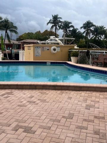 2000 NE 135th St 601, North Miami, FL 33181