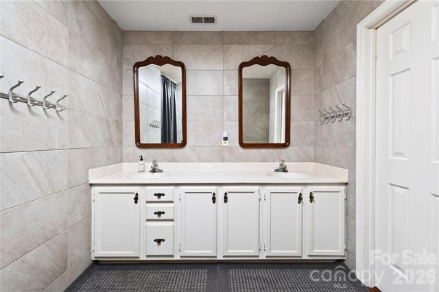10 Old Turnpike Road, Mills River, NC 28759