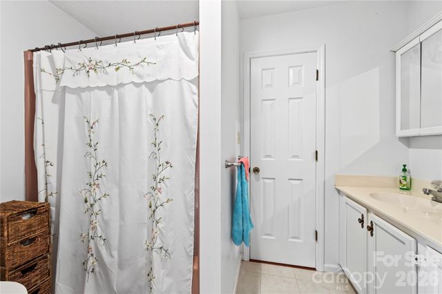 10 Old Turnpike Road, Mills River, NC 28759