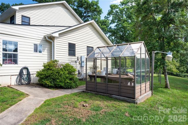 10 Old Turnpike Road, Mills River, NC 28759