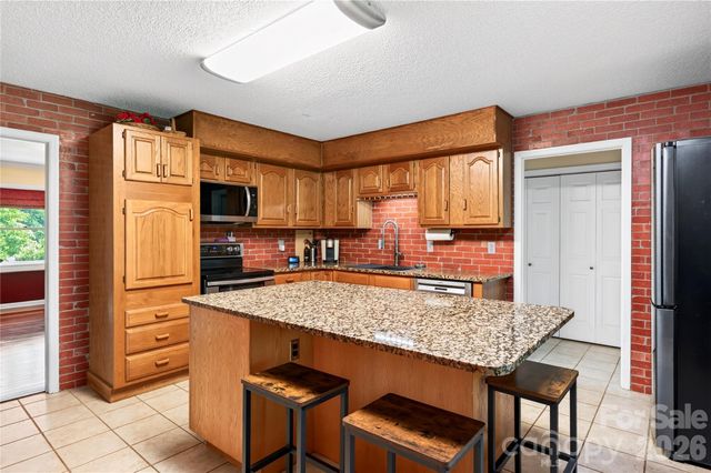 10 Old Turnpike Road, Mills River, NC 28759