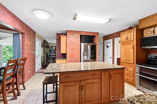 10 Old Turnpike Road, Mills River, NC 28759