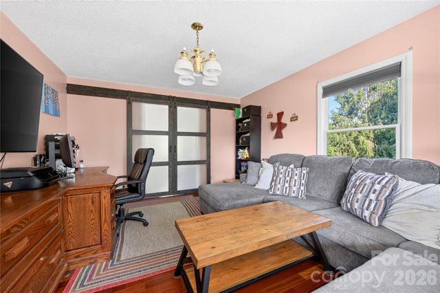 10 Old Turnpike Road, Mills River, NC 28759