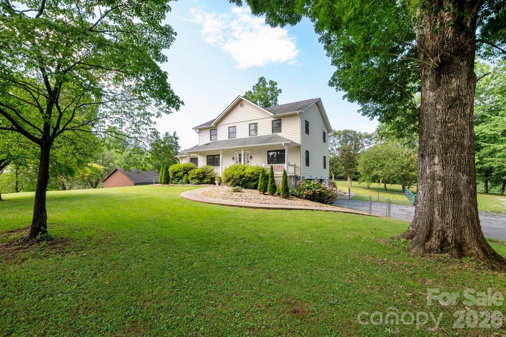 10 Old Turnpike Road, Mills River, NC 28759