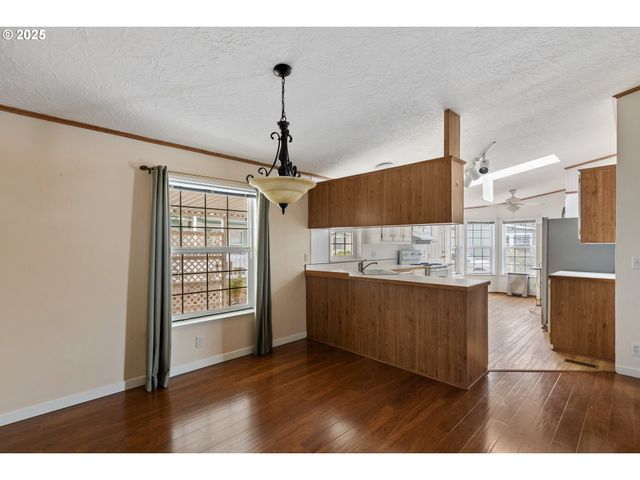 111 W RIVERRIDGE Ave, Roseburg, OR 97471