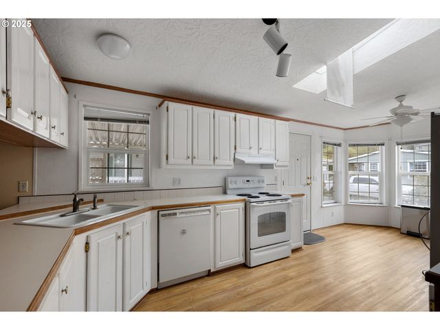 111 W RIVERRIDGE Ave, Roseburg, OR 97471
