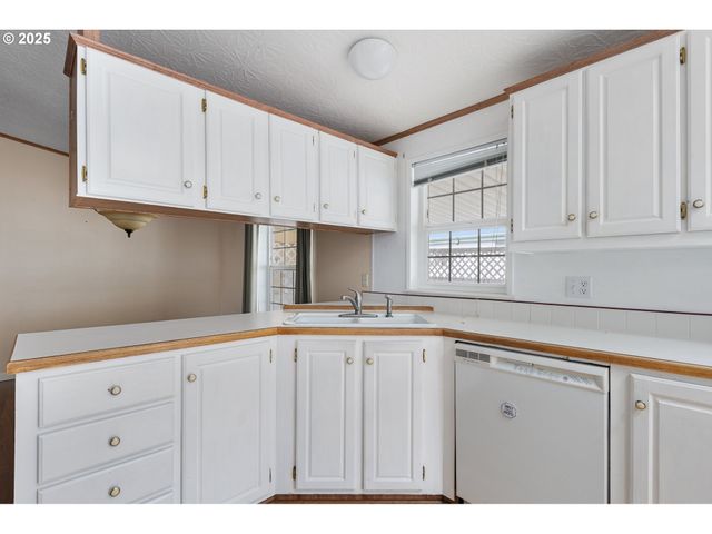 111 W RIVERRIDGE Ave, Roseburg, OR 97471