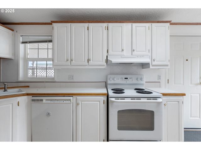 111 W RIVERRIDGE Ave, Roseburg, OR 97471
