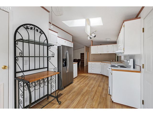 111 W RIVERRIDGE Ave, Roseburg, OR 97471