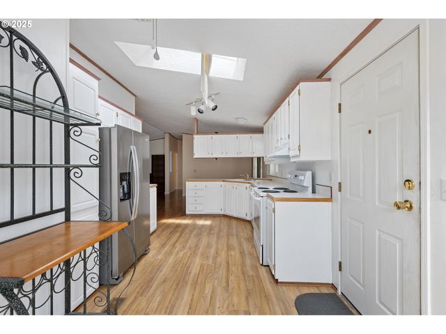 111 W RIVERRIDGE Ave, Roseburg, OR 97471