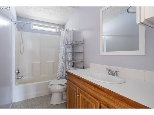 111 W RIVERRIDGE Ave, Roseburg, OR 97471