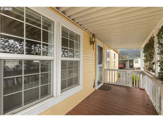 111 W RIVERRIDGE Ave, Roseburg, OR 97471