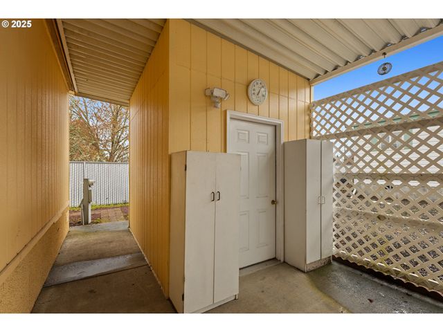 111 W RIVERRIDGE Ave, Roseburg, OR 97471