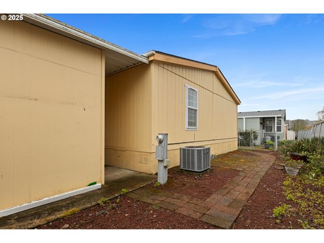 111 W RIVERRIDGE Ave, Roseburg, OR 97471