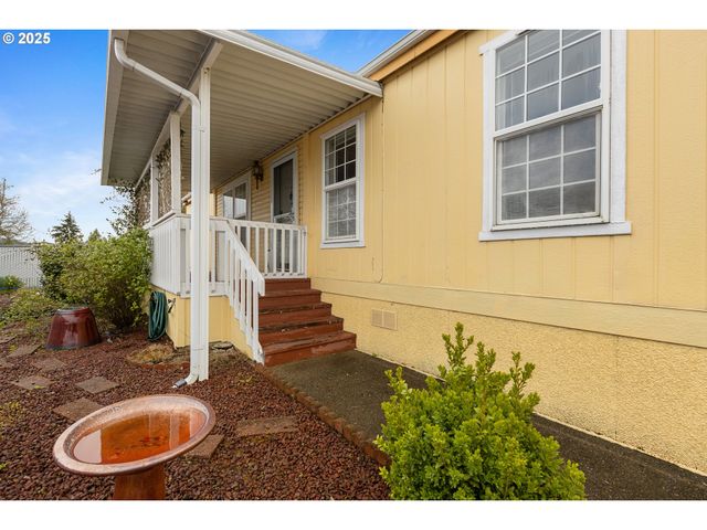 111 W RIVERRIDGE Ave, Roseburg, OR 97471