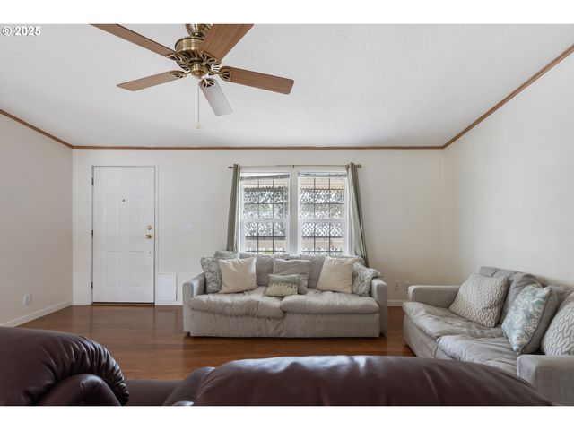 111 W RIVERRIDGE Ave, Roseburg, OR 97471