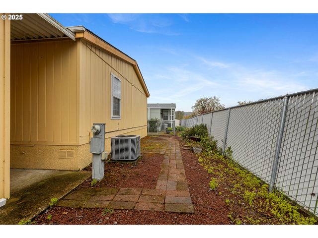 111 W RIVERRIDGE Ave, Roseburg, OR 97471