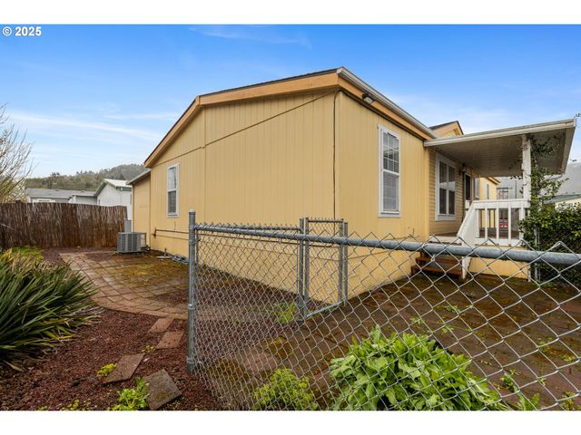 111 W RIVERRIDGE Ave, Roseburg, OR 97471