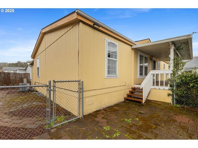 111 W RIVERRIDGE Ave, Roseburg, OR 97471