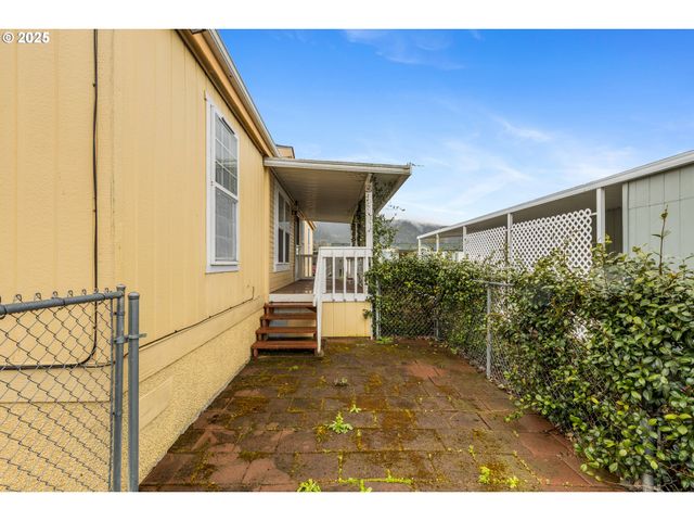 111 W RIVERRIDGE Ave, Roseburg, OR 97471