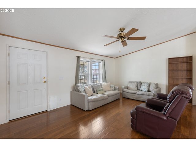 111 W RIVERRIDGE Ave, Roseburg, OR 97471