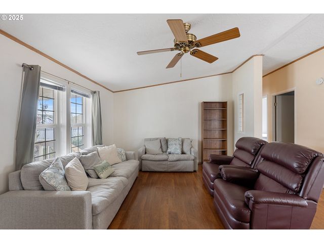 111 W RIVERRIDGE Ave, Roseburg, OR 97471