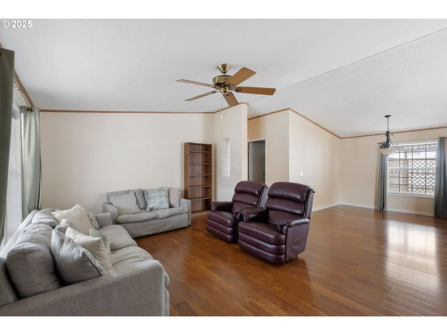111 W RIVERRIDGE Ave, Roseburg, OR 97471