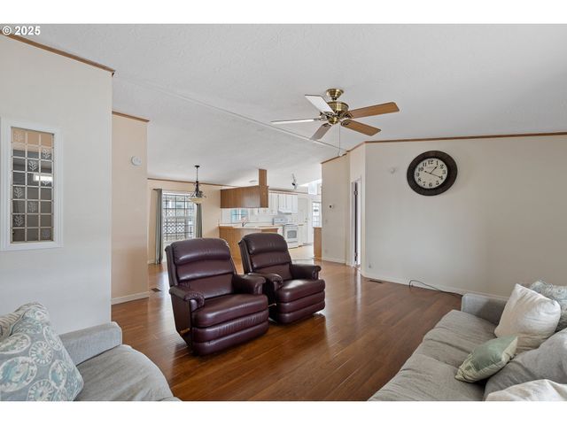 111 W RIVERRIDGE Ave, Roseburg, OR 97471