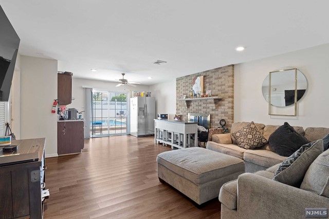 8 Iris Lane, Wallington, NJ 07057