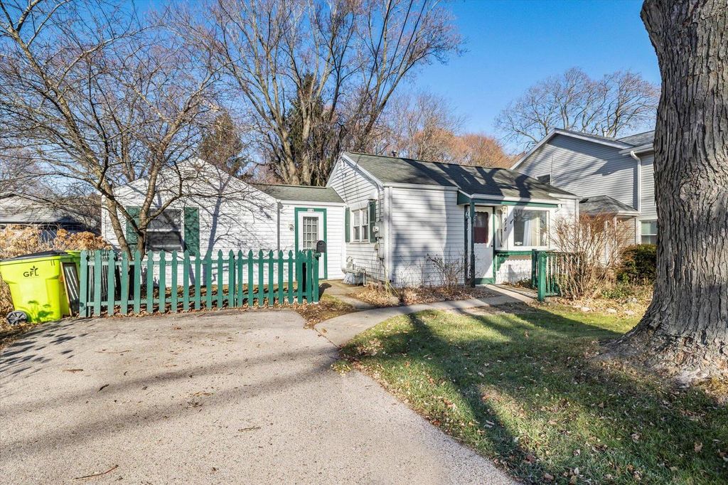 918 Lisbon AVENUE, Hartland, WI 53029