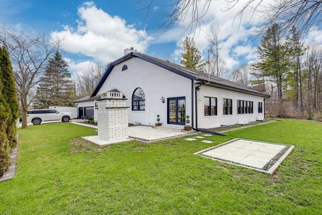 402 Wild Oak DRIVE, Manitowoc, WI 54220