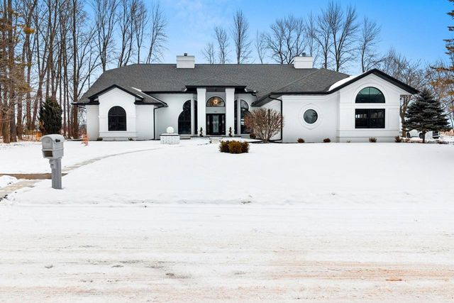 402 Wild Oak DRIVE, Manitowoc, WI 54220