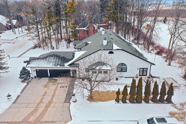 402 Wild Oak DRIVE, Manitowoc, WI 54220