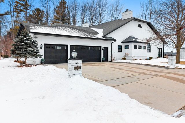402 Wild Oak DRIVE, Manitowoc, WI 54220