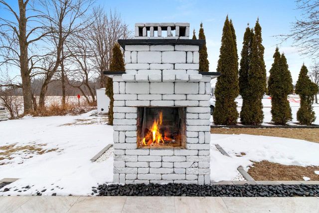 402 Wild Oak DRIVE, Manitowoc, WI 54220